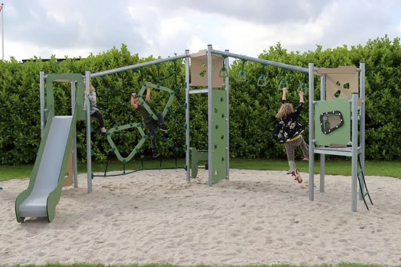 Spielanlage Boris mit fröhlich kletternden Kindern Spielanlage Boris mit fröhlich kletternden Kindern
